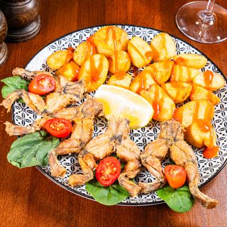 Pui de baltă cu cartofi bravas