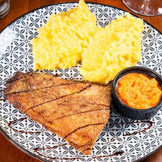 Crap prajit cu mamaliguta si mujdei