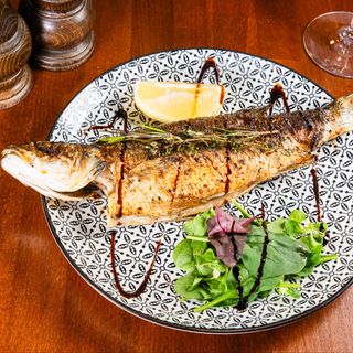 Biban de mare pe gratar cu ierburi aromatice