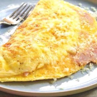 Omletă cu şuncă și ciuperci