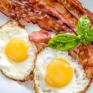 Ouă ochiuri cu bacon