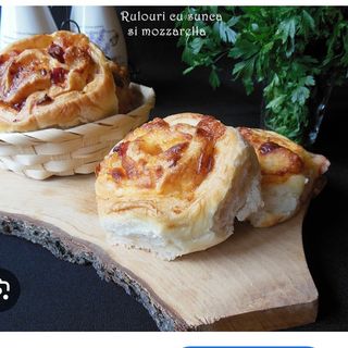 Rulouri cu mozzarella și șuncă