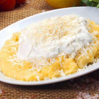 Mamaliguță cu brânză şi smântână