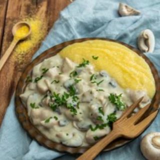 Ciulama cu ciuperci și mămăliguță