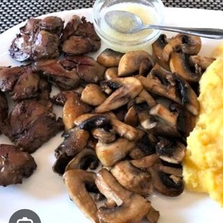 Ficăței de pui cu sote de ciuperci, mămăliguță și mujdei