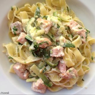 Tagliatelle cu somon fume