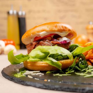 Veggie Burger cu cartofi wedges