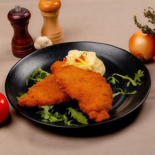 Snitel de porc pane cu piure de cartofi 