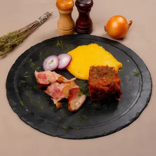 Ciolan de porc cu varza si mamaliga