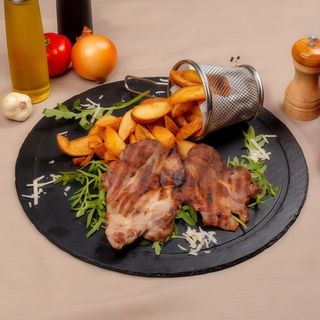 Ceafa de porc cu cartofi wedges