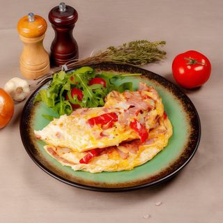 Omleta bacon si legume