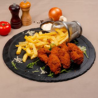 Aripioare de pui cu sos barbeque cu cartofi prajiti