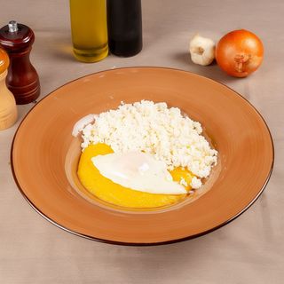 Mamaliga, branza, smantana si ou