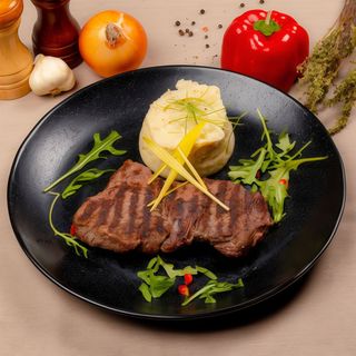 Muschi de vita cu piure din cartofi cu trufe