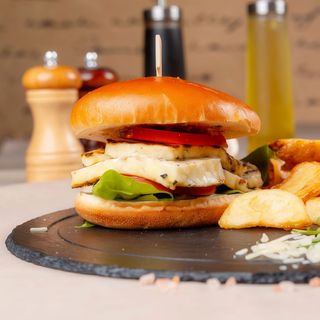 Burger cu haloumi cu dulceata de ceapa si cartofi wedges