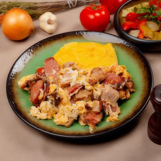 Carne la garnita cu zdrente de ou, mamaliga si salata de muraturi