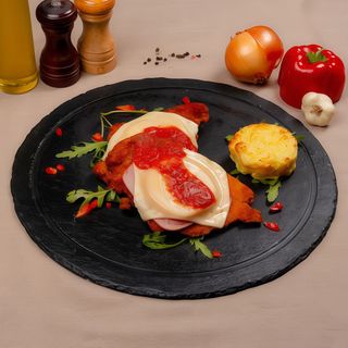 Snitel parmegiano cu cartofi gratinati