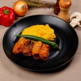 Sarmalute cu orez, mamaliga si ardei iute