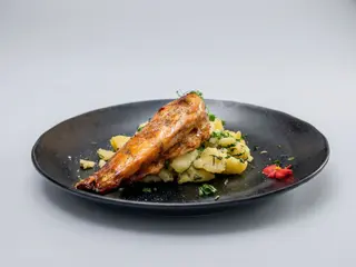 Piept grill caramelizat si cartofi cu chives