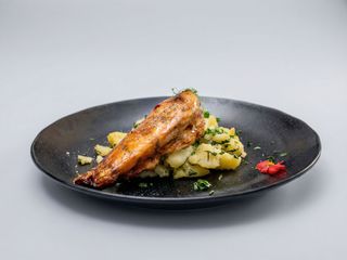 Piept grill caramelizat si cartofi cu chives