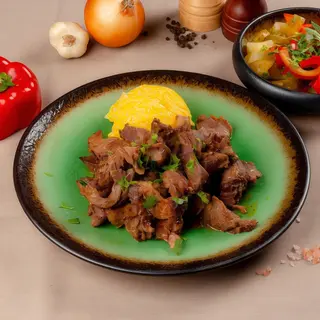 Pastrama de oaie cu mamaliga si muraturi