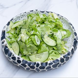 Salata verde cu ceapa verde, castraveti si marar
