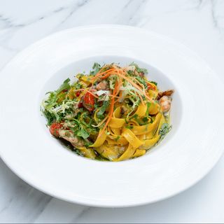 Tagliatelle cu fructe de mare si pesto