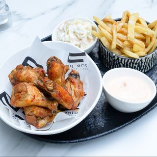 Aripioare buffalo cu cartofi pai