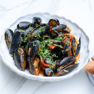 Midii gatite in vin alb cu usturoi si rosii cherry