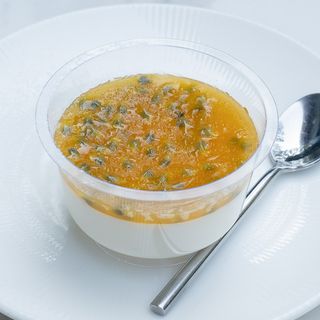 Panacotta cu vanilie si fructul pasiunii