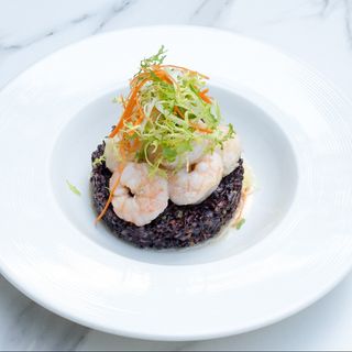 Risotto negru cu creveti si sos de vin alb