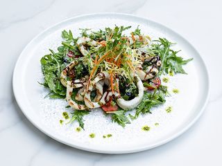 Calamar la gratar cu salata rucola si rosii cherry