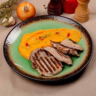 Muschiulet de porc cu piure din cartofi dulci