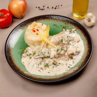 Pui cu smantana si ciuperci cu piure de cartofi