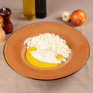 Mamaliga, branza, smantana si ou