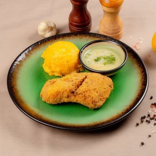 Crap prajit cu mamaliga si mujdei de usturoi 