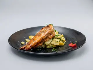Piept grill caramelizat si cartofi cu chives