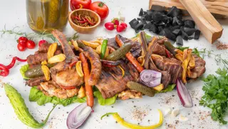 Platou bastani -la gratar-pentru 4 persoane. 3.600G carne/600G cartofi