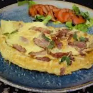 Omletă cu şuncă, ciuperci şi caşcaval 250 gr