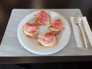 Bruschette cu mozzarella și jambon
