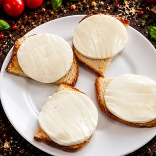 Bruschette cu mozzarella