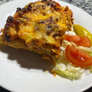 Gulas de vita cu mămăliguță si castraveti murati