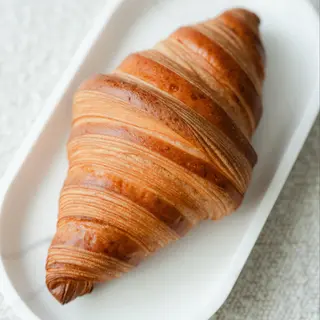 New! Croissant artizanal cu unt