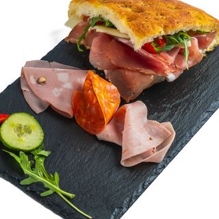 Focaccia cu ton și guacamole