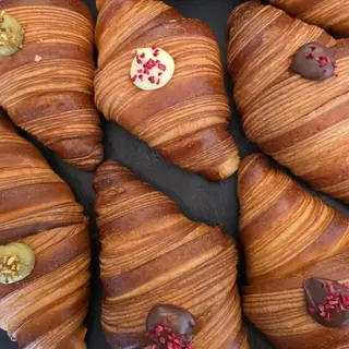 Croissant artizanal cu cremă de fructe(zmeură, mango, măr și scorțișoară)