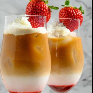 STRAWBERRY ICED LATTE 