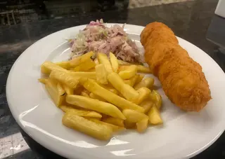 Cordon bleu cu cartofi prăjiți și salata de varza