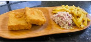 Caşcaval pane cu cartofi prăjiți și salata de varza