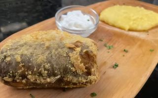 Merluciu prăjit ci mămăliguță și usturoi