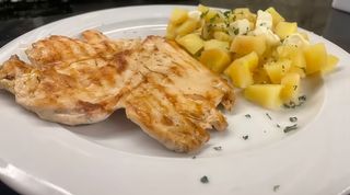  Meniu piept de pui la gratar cu cartofi natur